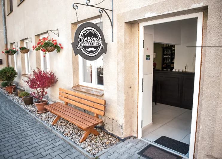 Vchod a okolí Serious barber shopu
